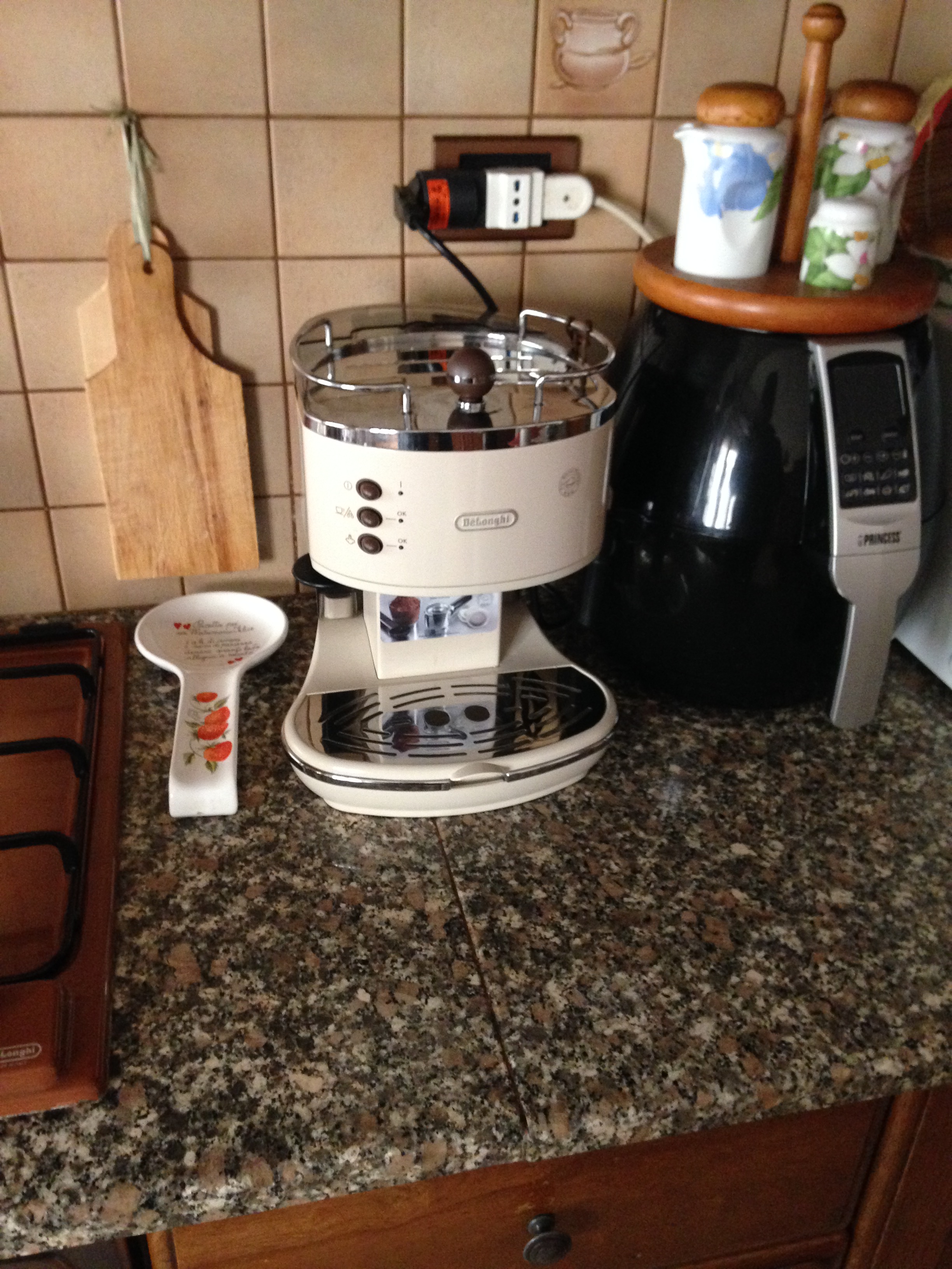 Machine à café à grain automatique Delonghi préparant un expresso